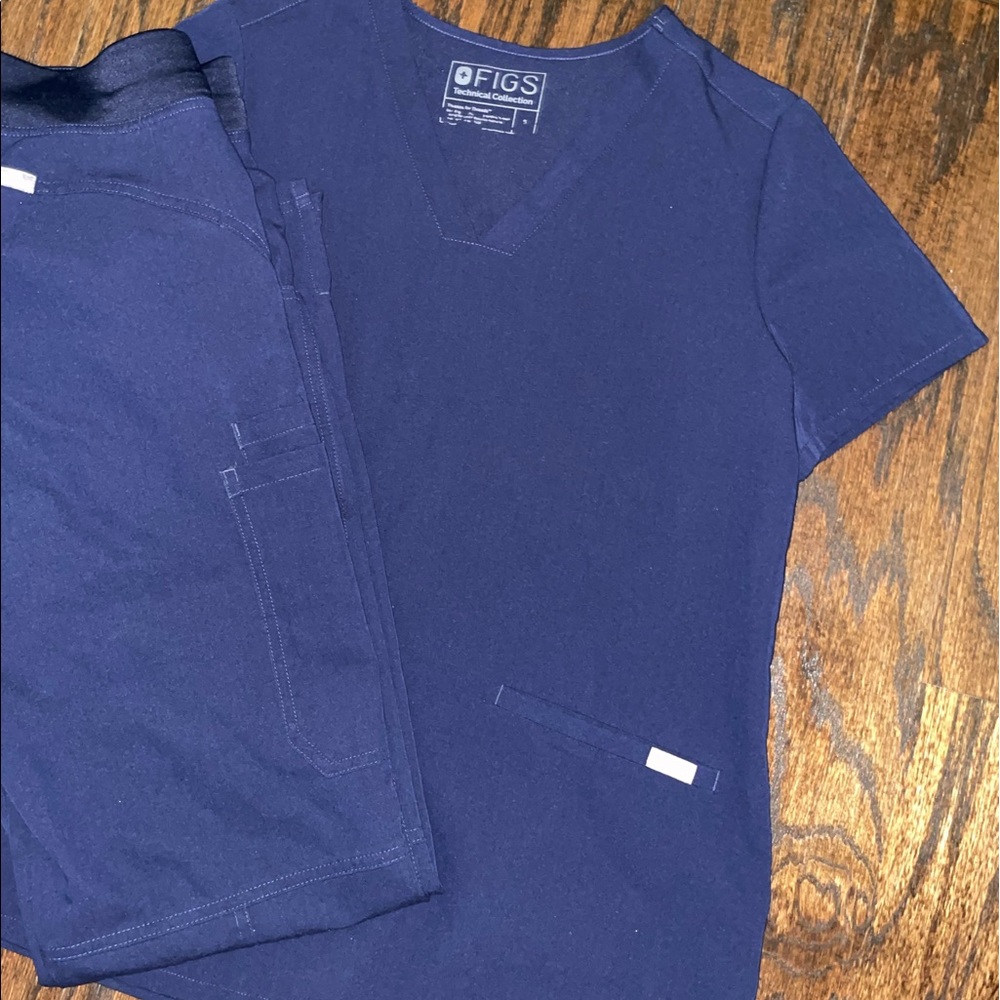 Figs scrub top and bottom in navy